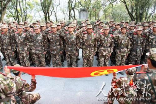 火线入团。图片来源:人民武警报 火线入团。图片来源:人民武警报