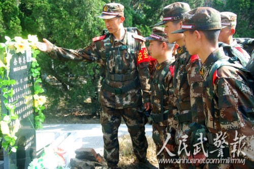 向烈士纪念碑敬献花圈。图片来源:人民武警报 向烈士纪念碑敬献花圈。图片来源:人民武警报