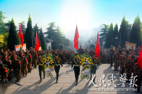 学习英雄先烈的事迹。图片来源:人民武警报 学习英雄先烈的事迹。图片来源:人民武警报