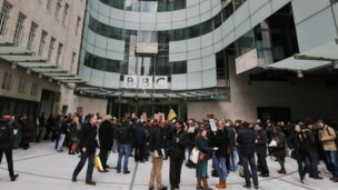 BBC员工举行12小时罢工抗议公司继续裁员。 BBC员工举行12小时罢工抗议公司继续裁员。