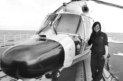 　尚文超在青岛舰上采访舰载直升机海上反潜训练 (尚文超 米晋国摄)