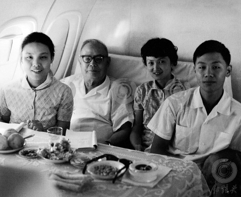 Ҷ��Ӣͬ��Ů����һ��