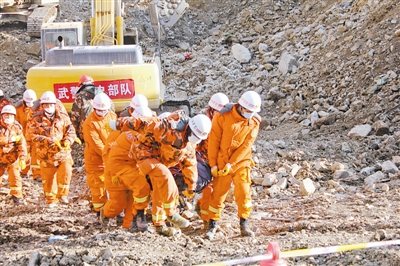 4月1日,武警官兵连续奋战搜救山体滑坡被埋人员。 谭 健摄 4月1日,武警官兵连续奋战搜救山体滑坡被埋人员。 谭 健摄