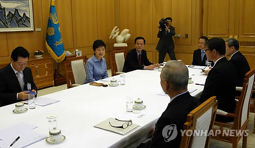 朴槿惠总统(左中)在青瓦台主持召开首次外交与安全部门长官级会议。(韩联社) 朴槿惠总统(左中)在青瓦台主持召开首次外交与安全部门长官级会议。(韩联社)