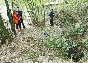 犯罪嫌疑人指认犯罪现场 图片由彭水警方提供 犯罪嫌疑人指认犯罪现场 图片由彭水警方提供