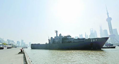 4月1日,新加坡海军“坚韧”号驶离上海国际客运中心码头(江山 摄) 4月1日,新加坡海军“坚韧”号驶离上海国际客运中心码头(江山 摄)
