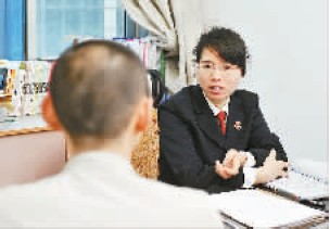 检察官和嫌疑人谭健谈话 检察官和嫌疑人谭健谈话