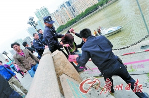 民警营救轻生女子。 民警营救轻生女子。