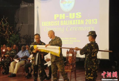 4��5�գ����ɱ���������29�Ρ��粢�硱��Balikatan�����Ͼ�����ϰ�ڷ���װ�����ܲ������ɶ����Ӫ��Ļ��ͼΪ���ξ�����������ָ�ӹ��ڿ�Ļʽ�ϴ���ϰ���ġ�<a target='_blank' href='http://www.chinanews.com/'>������</a>�� ���� ��