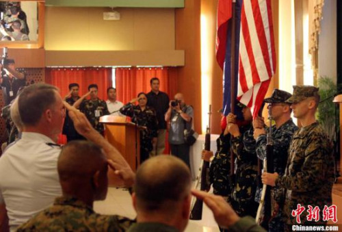 4��5�գ����ɱ���������29�Ρ��粢�硱��Balikatan�����Ͼ�����ϰ�ڷ���װ�����ܲ������ɶ����Ӫ��Ļ��ͼΪ��Ļʽ������ʿ��������о���<a target='_blank' href='http://www.chinanews.com/'>������</a>�� ���� ��