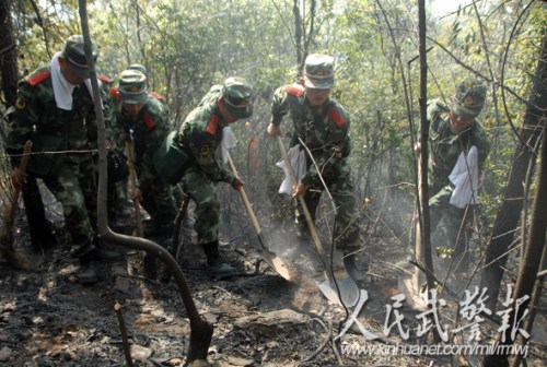 武警官兵清理火场 武警官兵清理火场