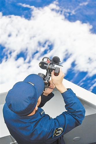 东海舰队司令部参谋在远海训练中(琚振华摄 ) 东海舰队司令部参谋在远海训练中(琚振华摄 )