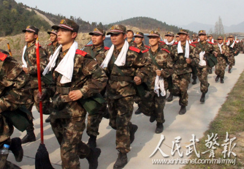 武警战士应急增援火场 武警战士应急增援火场