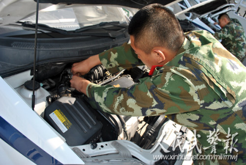 战士认真检查车辆零件 战士认真检查车辆零件
