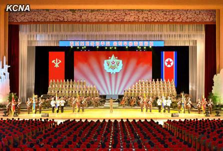 朝鲜人民军协奏团9日举办名为《用白头山枪杆子赢取最后胜利》的音乐舞蹈综合演出,庆祝金正日出任朝鲜国防委员会委员长20周年。 朝鲜人民军协奏团9日举办名为《用白头山枪杆子赢取最后胜利》的音乐舞蹈综合演出,庆祝金正日出任朝鲜国防委员会委员长20周年。