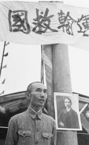 1939年9月24日,卢作孚在汉口航政局改良木船试航典礼上发表演讲 1939年9月24日,卢作孚在汉口航政局改良木船试航典礼上发表演讲