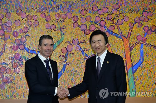 外交部长官尹炳世11日在外交部大楼会见了到访的北约秘书长拉斯穆森。 (韩联社) 外交部长官尹炳世11日在外交部大楼会见了到访的北约秘书长拉斯穆森。 (韩联社)