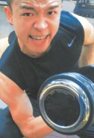 王子健在同事镜头前表现自己。(图据网络) 王子健在同事镜头前表现自己。(图据网络)