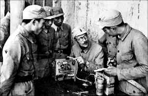 1941年林迈可到达华北抗日根据地,为晋察冀军区无线电技术高级训练班学员授课 1941年林迈可到达华北抗日根据地,为晋察冀军区无线电技术高级训练班学员授课