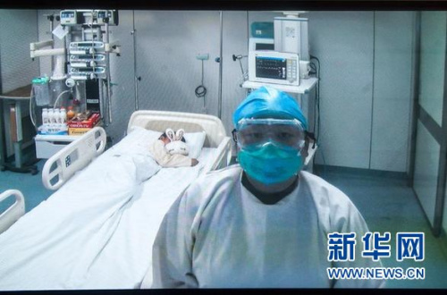 4月13日,北京地坛医院ICU病房护士利用远程系统介绍患者最新情况。当日,北京地坛医院新闻发言人成军介绍了北京首例人感染H7N9禽流感确诊病例的治疗情况。目前患儿病情稳定,体温趋于正常,两名密切接触者未发现异常。新华社记者 张宇 摄 4月13日,北京地坛医院ICU病房护士利用远程系统介绍患者最新情况。当日,北京地坛医院新闻发言人成军介绍了北京首例人感染H7N9禽流感确诊病例的治疗情况。目前患儿病情稳定,体温趋于正常,两名密切接触者未发现异常。新华社记者 张宇 摄