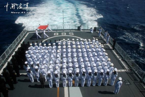 中国海军官兵甲板宣誓捍卫海洋主权 中国海军官兵甲板宣誓捍卫海洋主权