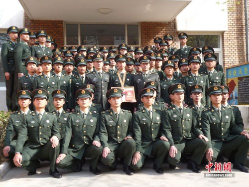 “忠诚勇敢的警卫战士”高铁成与战友们合影。曹昆 摄 “忠诚勇敢的警卫战士”高铁成与战友们合影。曹昆 摄