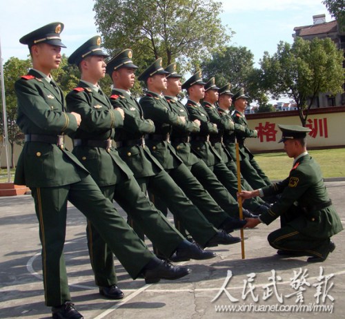 官兵严格训练,养成良好习惯 官兵严格训练,养成良好习惯