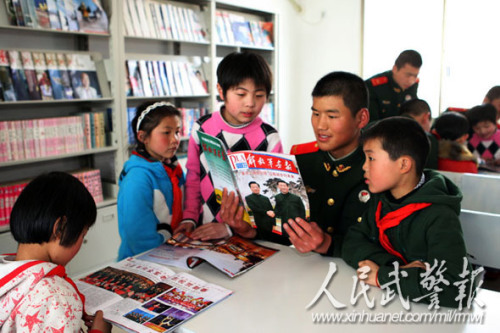 武警战士帮助孩子们学习军事知识 武警战士帮助孩子们学习军事知识