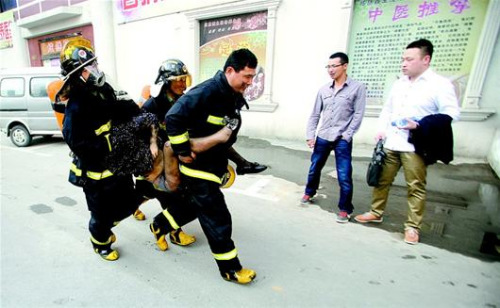 图为:救出被困人员。 图为:救出被困人员。