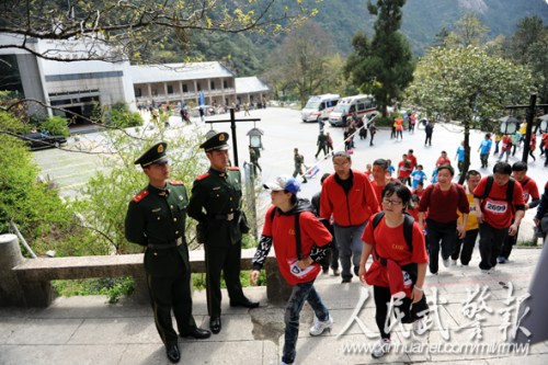 武警维护登山现场秩序 武警维护登山现场秩序