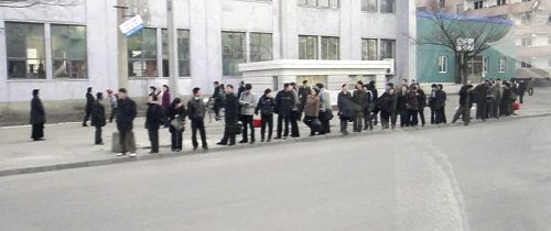 平壤市民排队等候公交车 平壤市民排队等候公交车