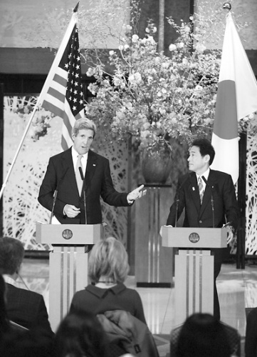 4月14日,在日本东京外务省饭仓公馆,日本外相岸田文雄(右)与美国国务卿克里共同会见记者。新华社记者 马 平摄 4月14日,在日本东京外务省饭仓公馆,日本外相岸田文雄(右)与美国国务卿克里共同会见记者。新华社记者 马 平摄