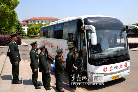 移动献血车停靠在二连礼堂前,官兵排队等候献血 移动献血车停靠在二连礼堂前,官兵排队等候献血