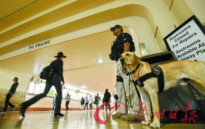 15日,洛杉矶警方在市区联合火车站警戒。 15日,洛杉矶警方在市区联合火车站警戒。