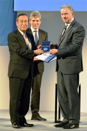 左一为获奖者——前日本广岛市市长秋叶忠利 左一为获奖者——前日本广岛市市长秋叶忠利