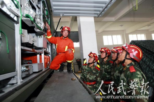 刘卫民在为大家介绍破碎镐的基本性能 刘卫民在为大家介绍破碎镐的基本性能