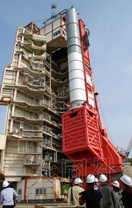 4月18日,日本宇宙航空研究开发机构(JAXA)在鹿儿岛县肝付町的内之浦宇宙空间观测站展示了计划今夏发射的新型固体燃料火箭“Epsilon”的发射装置测试过程。 4月18日,日本宇宙航空研究开发机构(JAXA)在鹿儿岛县肝付町的内之浦宇宙空间观测站展示了计划今夏发射的新型固体燃料火箭“Epsilon”的发射装置测试过程。