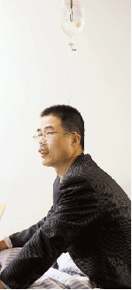 张先生在病房里接受吸氧治疗,精神挺好的。 董旭明 摄 张先生在病房里接受吸氧治疗,精神挺好的。 董旭明 摄