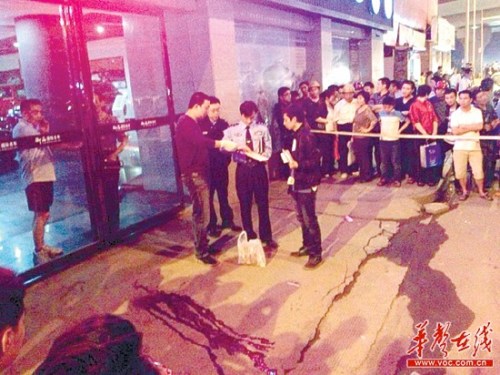 4月17日,衡阳市东风路附近发生枪击案,民警正在现场调查。记者 徐德荣 摄 4月17日,衡阳市东风路附近发生枪击案,民警正在现场调查。记者 徐德荣 摄