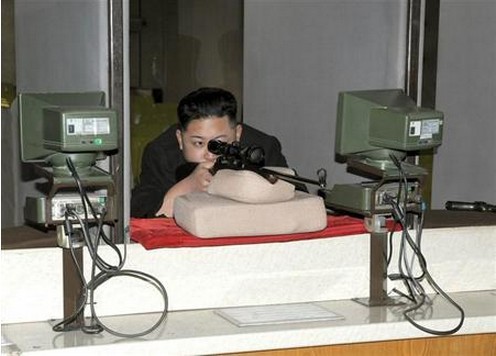 金正恩亲自尝试狙击步枪鼓舞士气 金正恩亲自尝试狙击步枪鼓舞士气