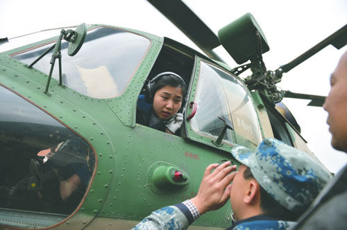 芦山县太平镇,运送伤员直升机上的女飞行员(成都商报记者 王勤 摄影) 芦山县太平镇,运送伤员直升机上的女飞行员(成都商报记者 王勤 摄影)