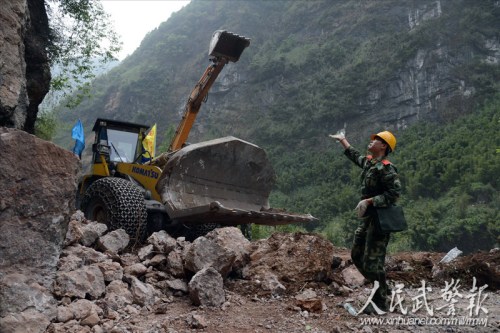 4月21日,交通二总队官兵冒着余震正在抢通芦山通往重灾区宝兴县的公路 4月21日,交通二总队官兵冒着余震正在抢通芦山通往重灾区宝兴县的公路