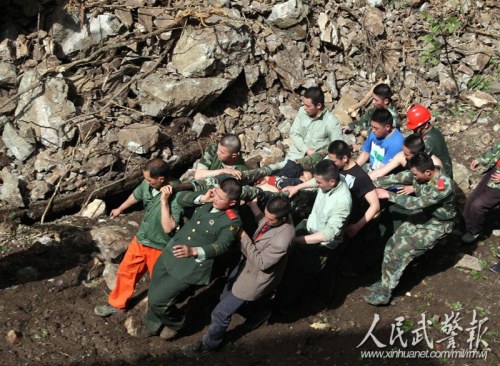 4月21日,雅安支队官兵正在宝兴县山区将一名受伤村民救出下山 4月21日,雅安支队官兵正在宝兴县山区将一名受伤村民救出下山