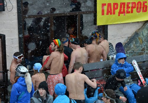 ��ѩ���������ڻ���Ӿװ����