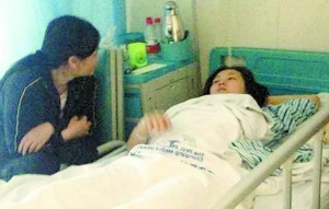 昨日,伍兰在重医附一院骨科接受治疗。 记者 苑铁力 摄 昨日,伍兰在重医附一院骨科接受治疗。 记者 苑铁力 摄