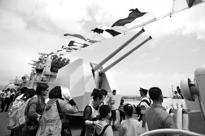 珠海市民登上“珠海”舰参观(向颖 摄) 珠海市民登上“珠海”舰参观(向颖 摄)