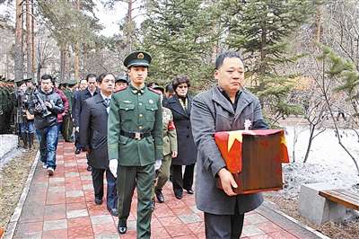 在武警官兵的护送下,陈翰章将军的头颅被外甥鄢成迎回故乡。(乔振友 摄) 在武警官兵的护送下,陈翰章将军的头颅被外甥鄢成迎回故乡。(乔振友 摄)
