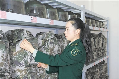 柯红梅在整理民兵器材仓库。 钟 诚摄 柯红梅在整理民兵器材仓库。 钟 诚摄