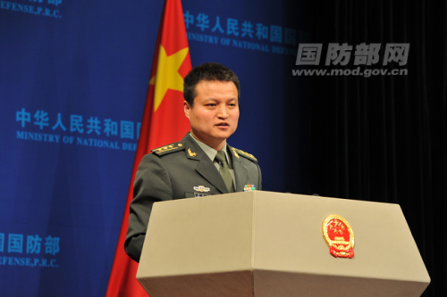 国防部新闻事务局副局长、国防部新闻发言人杨宇军上校回答记者提问。 夏露摄 国防部新闻事务局副局长、国防部新闻发言人杨宇军上校回答记者提问。 夏露摄