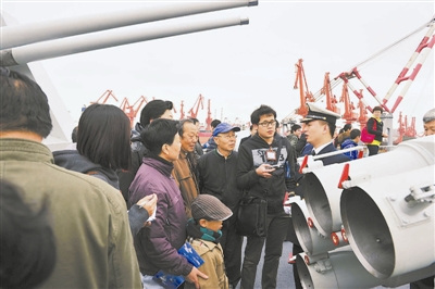 4月23日,“青岛”舰官兵为市民讲解装备知识。 许海宁摄 4月23日,“青岛”舰官兵为市民讲解装备知识。 许海宁摄
